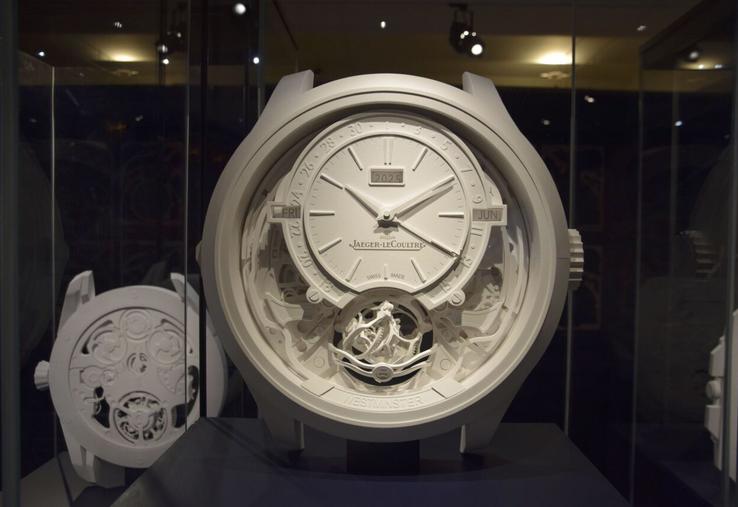 Les créations de Patrice Bégnier reproduisent en papier à l'échelle 10 les engrenages de montres de grands horlogers.