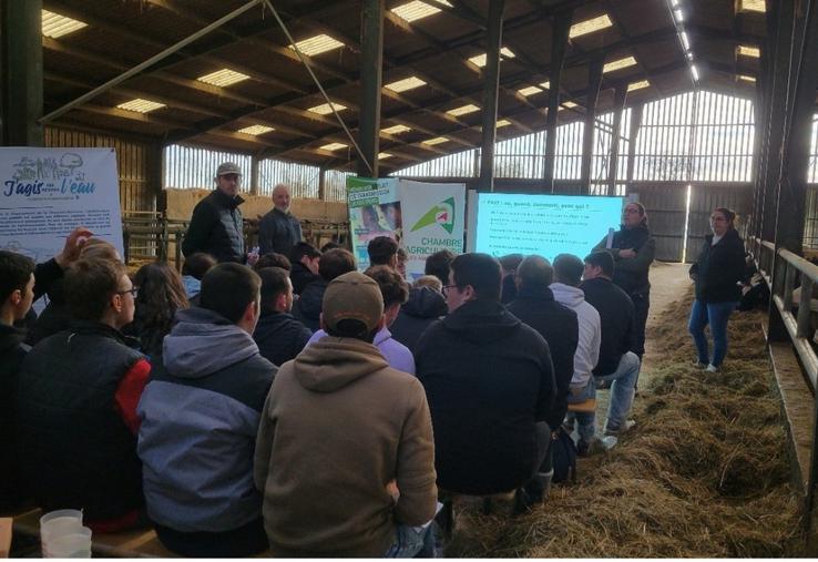 Le rendez-vous a permis de parler d'élevage, de qualité de l'eau et d'enjeux de transmission en présences d'agriculteurs, de porteurs de projets et d'élèves de la MFR de St-Germain-de-Marencennes.