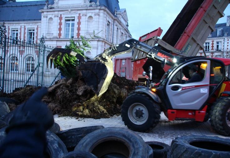 Les manifestants ont déversé plusieurs bennes de fumiers, pneus, bâches... devant la préfecture.