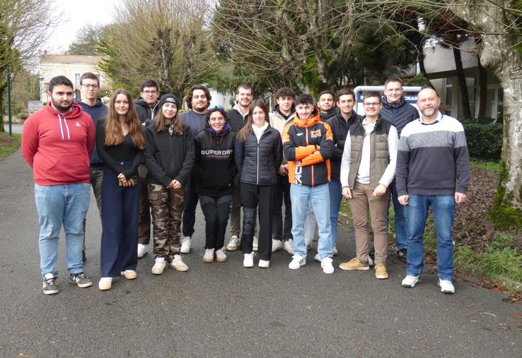 Les quinze apprenants du BTS ACSE 2ème année se rendront en Suède accompagné de leur formateur Cédric Coureau (à droite sur la photo) et de leur enseignante d'anglais, Aurélie Houdart.