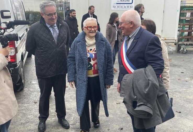Françoise Gatel est venue jeudi 7 janvier à Saint-Julien-de-l'Escap ; à gauche Stéphane Chedouteaud (maire d'Aulnay) et à droite Frédéric Emard (maire de St-Julien-de-l'Escap et président du Symbo).