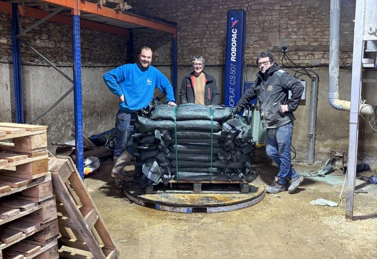 Les sacs sont chargés sur des palettes puis filmés avant d'être expédiés, par Anthony Epaud (à droite). Danièle et Romain Provost (mais aussi Jean-Claude, qui n'est pas sur la photo) interviennent aussi dans le processus.