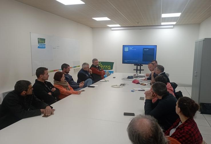 Des éleveurs laitiers FNSEA 17 et JA 17 ont rencontré le président et le directeur général de Terra Lacta afin d'obtenir des réponses sur la baisse du prix du lait.