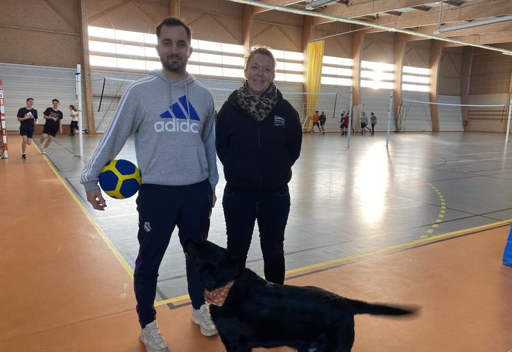 Antoine Marciniak, l'un des profs d'EPS du lycée qui propose des animations sportives le soir et Hélène Viollet, énergétique proviseure-adjointe. Au premier plan, le chien Rio, qui fait partie du dispositif de bien-être pour les élèves.
