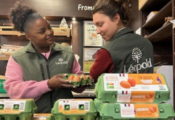 Elibio propose dans ses magasins en France des boîtes de 6 et 10 œufs. Face à la demande, la marque a doublé ses volumes de commandes pour 2026.