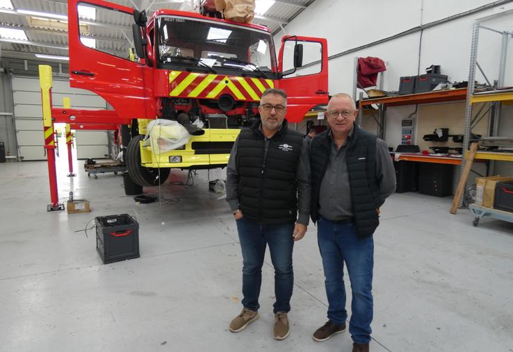 Jean-Paul Gangloff et Sébastien Bertinchamps devant l'un des camions reconditionnés par Service Échelle France à Aulnay-de-Saintonge. "Ici, nous travaillons pour le monde de l'incendie", souligne le directeur, "mais c'est très proche des technologies du monde agricole."
