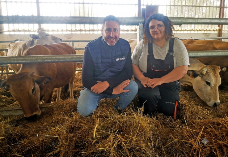 Léa Baudu accompagnée d'Anthony Morin, responsable commercial du secteur Ouest chez Terrena.