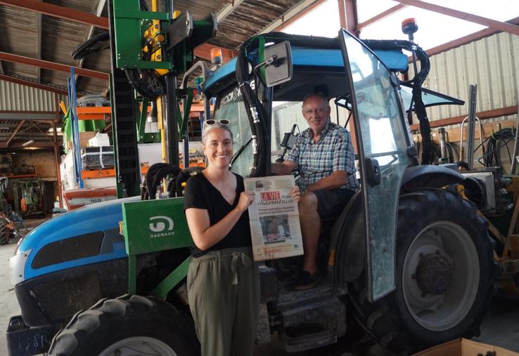Dans les mains de Lucie Georgeon, le journal La Vie Charentaise daté de 2004 où son père, Bernard, avait la couverture comme premier viticulteur raisonné, reconnu par le réseau Farre (Forum des agriculteurs responsables respectueux de l'environnement, association liée à la FNSEA dissoute en 2018).