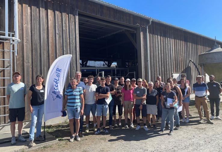 À la ferme expérimentale des Trinottières, les travaux récents sur l'alimentation des vaches laitières et le logement collectif des veaux ont été partagés au groupe