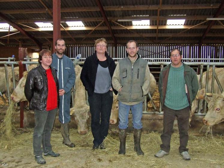 Les quatre associés du GAEC Les Granites misent sur le travail collectif afin de produire de la viande dans de bonnes conditions.