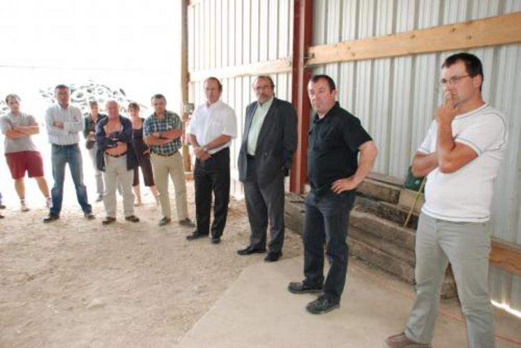 Éric Gautier, président du conseil général des Deux-Sèvres, a été invité par la FDSEA sur l’exploitation de Jany Bordevaire à Sainte-Soline afin de discuter des préoccupations des agriculteurs.