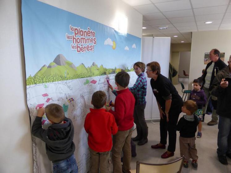 Le marché aux veaux de Lezay était aux couleurs de Made in viande mardi 28 octobre. Dans les nouveaux locaux, après la découverte des animaux, les enfants ont colorié une fresque à l'effigie de l'é