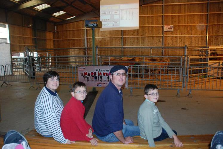 Avant de rallier leur élevage ouvert au public samedi dans le cadre de Made in viande en Indre-et-Loire, Valérie, Frédéric et leurs enfants ont découvert le marché au cadran de Parthenay.