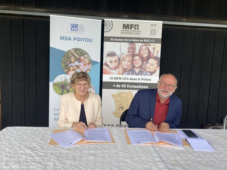 Catherine Augrand, vice-présidente de la MSA Poitou, et Daniel Gorin, président des MFR du Poitou, signent la convention.