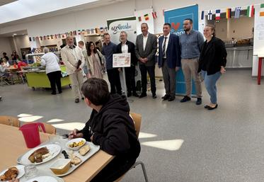 Les élus ont investi la cantine du collège de Latillé au moment du repas 100% local.